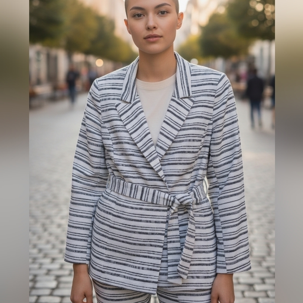 Jones Wear Women's Black and Cream Striped Blazer Jacket Size 14